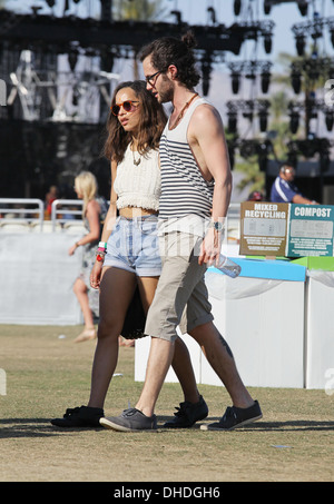 Zoe Kravitz und Penn Badgley Promis am 2012 Coachella Valley Music and Arts Festival - Woche 2 Tag 3 Indio California - Stockfoto