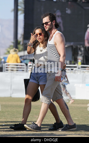 Zoe Kravitz und Penn Badgley Promis am 2012 Coachella Valley Music and Arts Festival - Woche 2 Tag 3 Indio California - Stockfoto