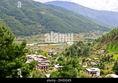 Chamkhar Chhu Fluss, Chokhor Tal, Betriebe, Produkte, Gebet Hotel, Geschäften, Warenhäusern, Brücken, Kloster, Mönche, Häuser, Bumthang, Bhutan Stockfoto