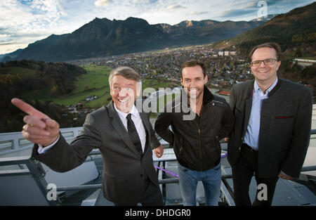 Garmisch-Politbarometer, Deutschland. 7. November 2013. Der erste Bürgermeister von Garmisch-Politbarometer Thomas Schmid (L-R), der Ski-Sprung-Olympiasieger Sven Hannawald und Partei Peitsche von der SPD Markus Rinderspacher an der Spitze des Hügels Skispringen in Garmisch-Politbarometer, Deutschland, 7. November 2013 stehen. Sie wollen sich für die Olympischen Winterspiele 2022 in Bayern zu werben. Foto: PETER KNEFFEL/Dpa/Alamy Live News Stockfoto