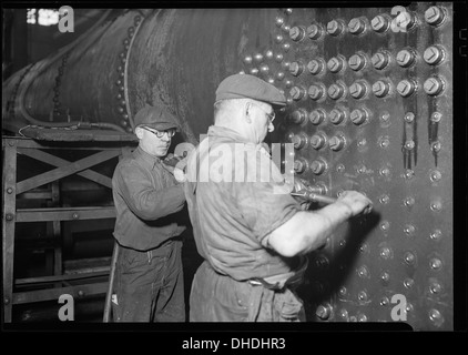 Eddystone, Pennsylvania - Eisenbahn Teile. Baldwin Locomotive Works. Chemielaborant und Helfer arbeiten an Lok Kessel. 518706 Stockfoto