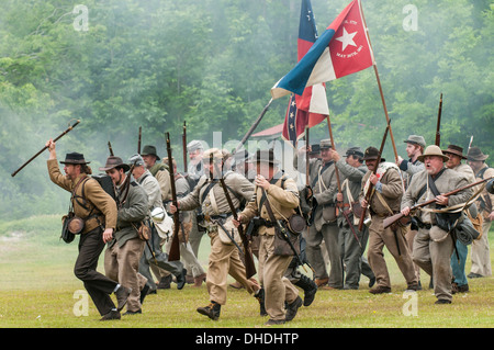 Konföderierte Soldaten an der Donner auf Roanoke Civil War Reenactment in Plymouth, North Carolina, USA Stockfoto