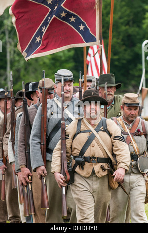 Konföderierte Soldaten an der Donner auf Roanoke Civil War Reenactment in Plymouth, North Carolina, USA Stockfoto