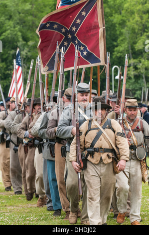 Konföderierte Soldaten an der Donner auf Roanoke Civil War Reenactment in Plymouth, North Carolina, USA Stockfoto