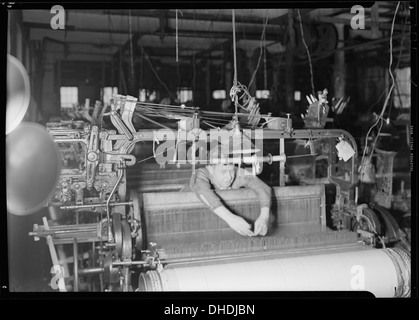 Paterson, New Jersey - Textilien. Weaver gebrochene Enden der Kettfaden von vorne der Webstuhl binden. 518566 Stockfoto