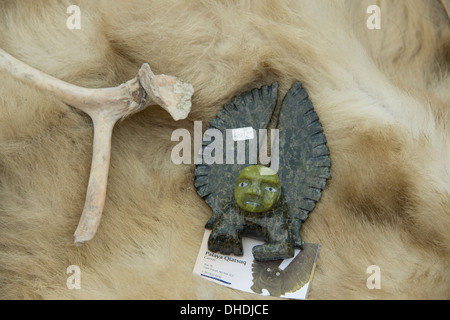 Kanada, Nunavut, Qikiqtaaluk, Cape Dorset. Speckstein Schnitzen auf Eisbär Fell. Stockfoto