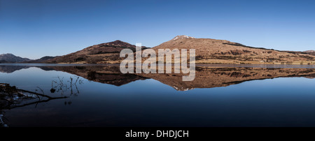 Blick über eine ruhige und spiegeln noch Loch Venachar in Richtung der Trossachs an einem klaren herbstlichen Tag. Stockfoto