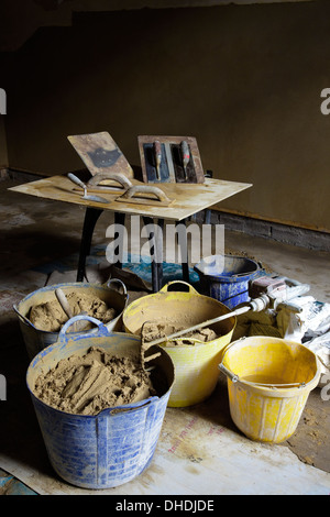 Lime basierte Putz und Estrich von traditionellen Stuckateure mit Kalk verputzt Wand im Hintergrund verwendet. Stockfoto