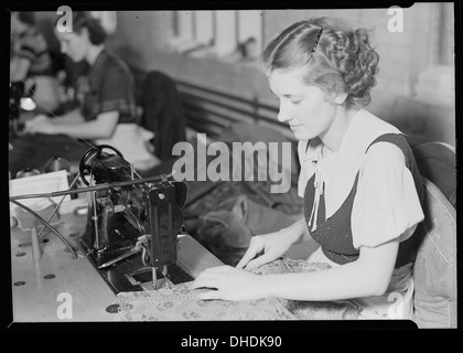 High Point, North Carolina - Polsterung. Tomlinson Stuhl Manufacturing Co. Schneiderin - Nähen und Abschluss... 518484 Stockfoto