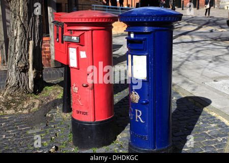 Red und Blue Post Boxen in Windsor Stadt, Royal Berkshire County, England, UK Stockfoto