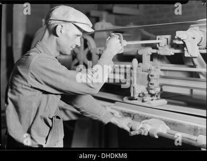 High Point, North Carolina - Polsterung. Tomlinson Stuhl Manufacturing Co. automatische Schlaganfall (HGS) - Sander... 518498 Stockfoto