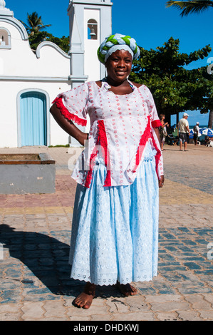 Traditionelle Bahia gekleidete Frau in Praia Do Forte, Bahia, Brasilien Stockfoto