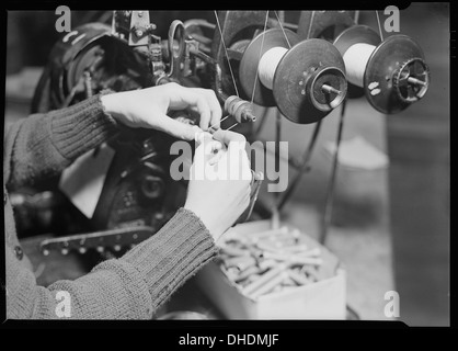 Camden, New Jersey - Radio. RCA Victor. Nahaufnahme der Spule Winder Hände. 518703 Stockfoto