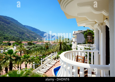 Blick vom Balkon auf den Strand im Luxushotel, Bodrum, Türkei Stockfoto