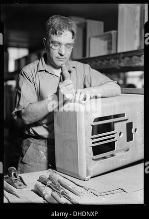 Camden, New Jersey - Schrank machen. RCA Victor. Kabinett Reparatur Mann vorbereiten, schneiden Sie ein Stück Furnier - ersetzen einer... 518699 Stockfoto