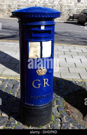 Red und Blue Post Boxen in Windsor Stadt, Royal Berkshire County, England, UK Stockfoto