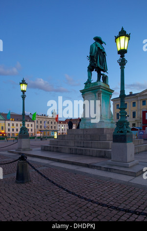 Bronze-Statue des Stadtgründers Gustav Adolf in der Abenddämmerung, Gustav Adolfs Torg, Göteborg, Schweden, Skandinavien, Europa Stockfoto