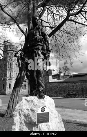 Bronze-Denkmal für die Irish Guards Windsor Stadt, Royal Berkshire County, England, UK Stockfoto