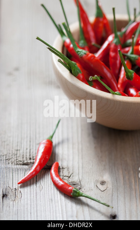 Red Hot Chili Peppers in Schüssel über hölzerne Hintergrund Stockfoto