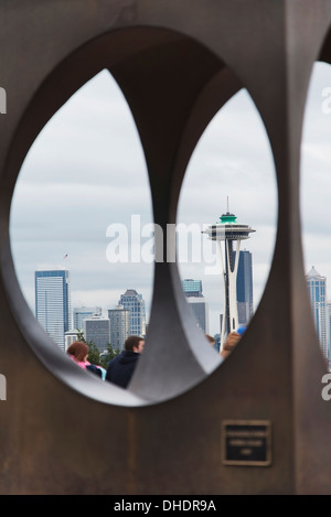 Blick von der Space Needle und anderen Gebäuden der Innenstadt aus einem Fenster; Seattle, Washington, Vereinigte Staaten von Amerika Stockfoto