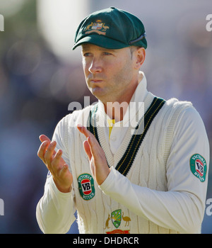 Australien-Kapitän Michael Clarke applaudieren England im Old Trafford im dritten Test Stockfoto