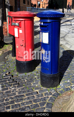 Red und Blue Post Boxen in Windsor Stadt, Royal Berkshire County, England, UK Stockfoto