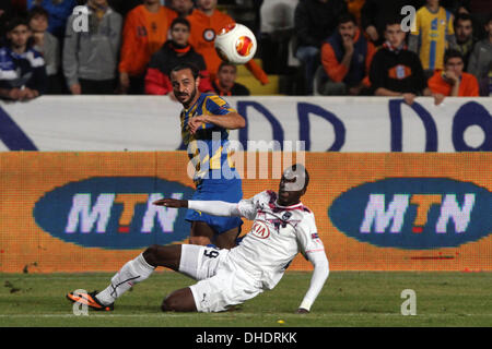 Nikosia, Zypern. 7. November 2013. APOEL FC Stathis Aloneftis und Bordeaux Player Maxime Poundje Kampf um den Ball während ihre Champions League-Fußballspiel im GSP-Stadion in Nikosia, Zypern, Donnerstag, 7. November 2013 Credit: Yiannis Kourtoglou/Alamy Live News Stockfoto