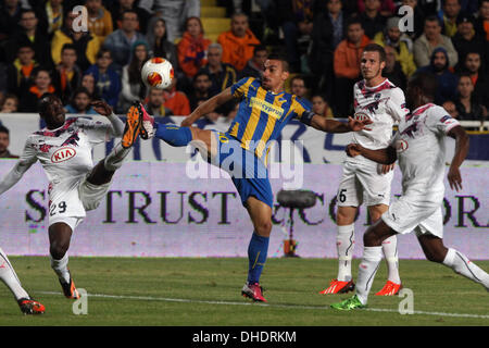 Nikosia, Zypern. 7. November 2013. APOEL FC Costas Charalambides und Bordeaux Player Maxime Poundje Kampf um den Ball während ihre Champions League-Fußballspiel im GSP-Stadion in Nikosia, Zypern, Donnerstag, 7. November 2013 Credit: Yiannis Kourtoglou/Alamy Live News Stockfoto