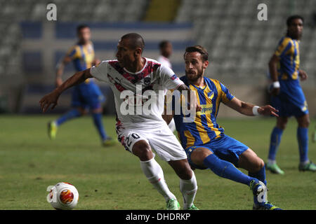 Nikosia, Zypern. 7. November 2013. APOEL FC Spieler Nectarios Alexandrou und Bordeaux PlayerJussie Kampf um den Ball während ihre Champions League-Fußballspiel im GSP-Stadion in Nikosia, Zypern, Donnerstag, 7. November 2013 Credit: Yiannis Kourtoglou/Alamy Live News Stockfoto