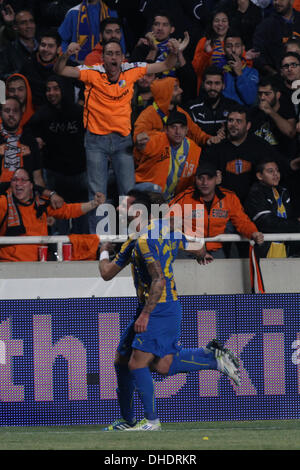 Nikosia, Zypern. 7. November 2013. APOEL FC Spieler feiern ein Tor gegen Bordeaux während ihre Champions League-Fußballspiel im GSP-Stadion in Nikosia, Zypern, Donnerstag, 7. November 2013 Credit: Yiannis Kourtoglou/Alamy Live News Stockfoto