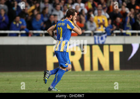 Nikosia, Zypern. 7. November 2013. APOEL FC Spieler Nectarios Alexandrou feiern ein Tor gegen Bordeaux während ihre Champions League-Fußballspiel im GSP-Stadion in Nikosia, Zypern, Donnerstag, 7. November 2013 Credit: Yiannis Kourtoglou/Alamy Live News Stockfoto