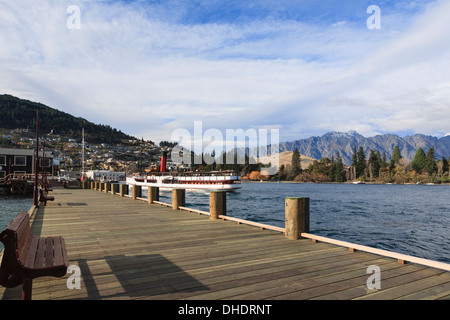 Waterfront Promenade mit Dampfschiff am Lake Wakatipu in Queenstown, Otago, Südinsel, Neuseeland. Stockfoto