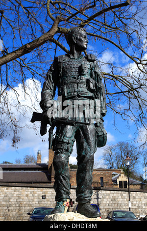 Bronze-Denkmal für die Irish Guards Windsor Stadt, Royal Berkshire County, England, UK Stockfoto