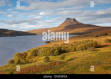 Blick auf Stac Pollaidh im Herbst zeigt Loch Lurgainn Stockfoto