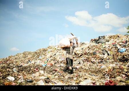 Mae Sot, Tak, Thailand. 7. November 2013. Garbage Collector arbeitet auf der Müllhalde von Mae Sot. Tingkaya auch bekannt als die Stadt Müll eine Fläche etwa die Größe eines Fußballstadions machen die armen Bewohner einen Lebensunterhalt mit dem Verkauf von wiederverwertbaren Materialien wie Draht, Metall, Glas, Kunststoff. Sie häufen Bewohner überleben durch den Verzehr von Essensresten und schlafen in der gleichen rauen Umgebung ist ein Nährboden für Bakterien und Krankheiten. Bildnachweis: Rohan Radheya/ZUMA Wire/ZUMAPRESS.com/Alamy Live-Nachrichten Stockfoto