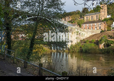 Die Brücke, bekannt als Ironbridge in das Dorf von Ironbridge in Shropshire, England. Stockfoto