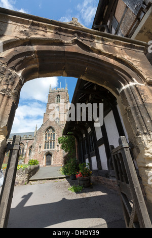 Eingang zum Priorat Kirche von St George Dunster und historischen Grade II aufgeführten Haus. Stockfoto