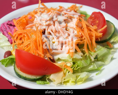 Seite Teller mit gemischtem Salat Stockfoto