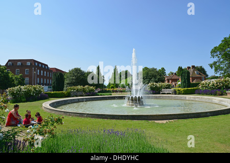 Parkway Brunnen in der Parkway Gärten im Zentrum von Welwyn Garden City, Hertfordshire, England, Vereinigtes Königreich Stockfoto