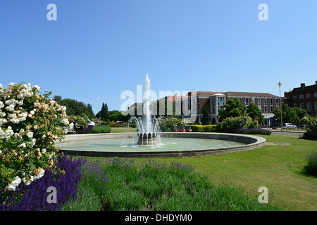 Parkway Brunnen in der Parkway Gärten im Zentrum von Welwyn Garden City, Hertfordshire, England, Vereinigtes Königreich Stockfoto