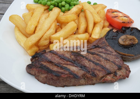 Gegrilltes Beefsteak und Pommes frites Stockfoto