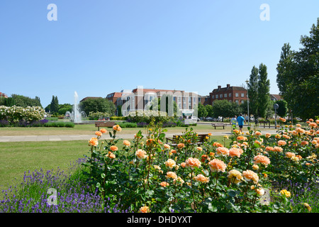 Parkway Brunnen in der Parkway Gärten im Zentrum von Welwyn Garden City, Hertfordshire, England, Vereinigtes Königreich Stockfoto