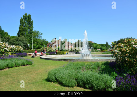 Parkway Brunnen in der Parkway Gärten im Zentrum von Welwyn Garden City, Hertfordshire, England, Vereinigtes Königreich Stockfoto