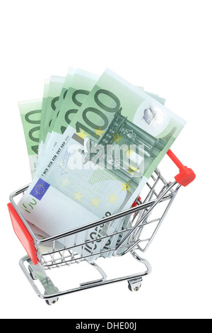 Ein Einkaufswagen voller 100 Euro-Banknoten - Studio gedreht mit weißem Hintergrund Stockfoto