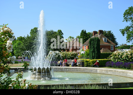 Parkway Brunnen in der Parkway Gärten im Zentrum von Welwyn Garden City, Hertfordshire, England, Vereinigtes Königreich Stockfoto