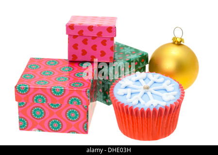 Christmas Cupcake mit einer Schneeflocke Muster und Miniatur Geschenkkartons - Studio gedreht mit weißem Hintergrund Stockfoto