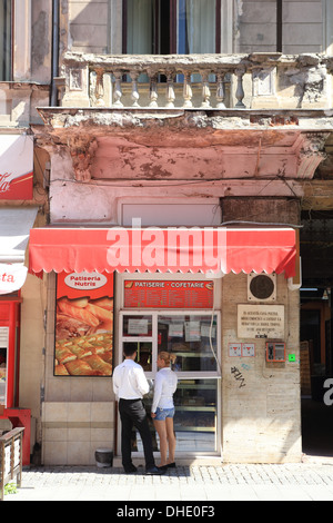 Ein Fast-Food-Kiosk im Sommer in Lipscani, der historischen Altstadt entfernt, in Bukarest, Rumänien, Osteuropa Stockfoto