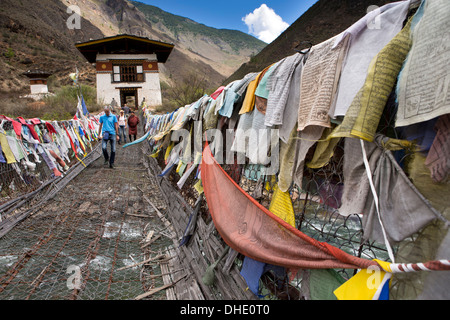 Bhutan, Paro-Tal, Touristen zu Fuß über die Brücke Tachog Lhakang Dzong, mit guide Stockfoto