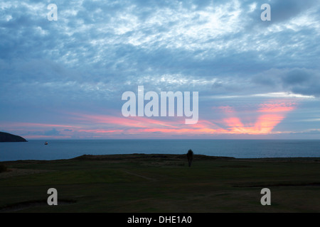 Sonnenuntergang von Gwbert, West Wales gesehen Stockfoto