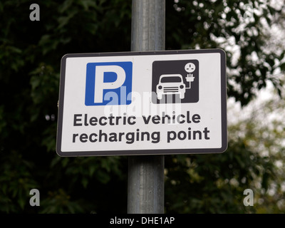 Schild mit elektrischen Fahrzeug aufladen Punkt im Wald Erholungsgebiet Stockfoto